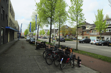 900978 Gezicht op de Amsterdamsestraatweg te Utrecht, uit het zuidoosten, met rechts de huizen Amsterdamsestraatweg 689 ...